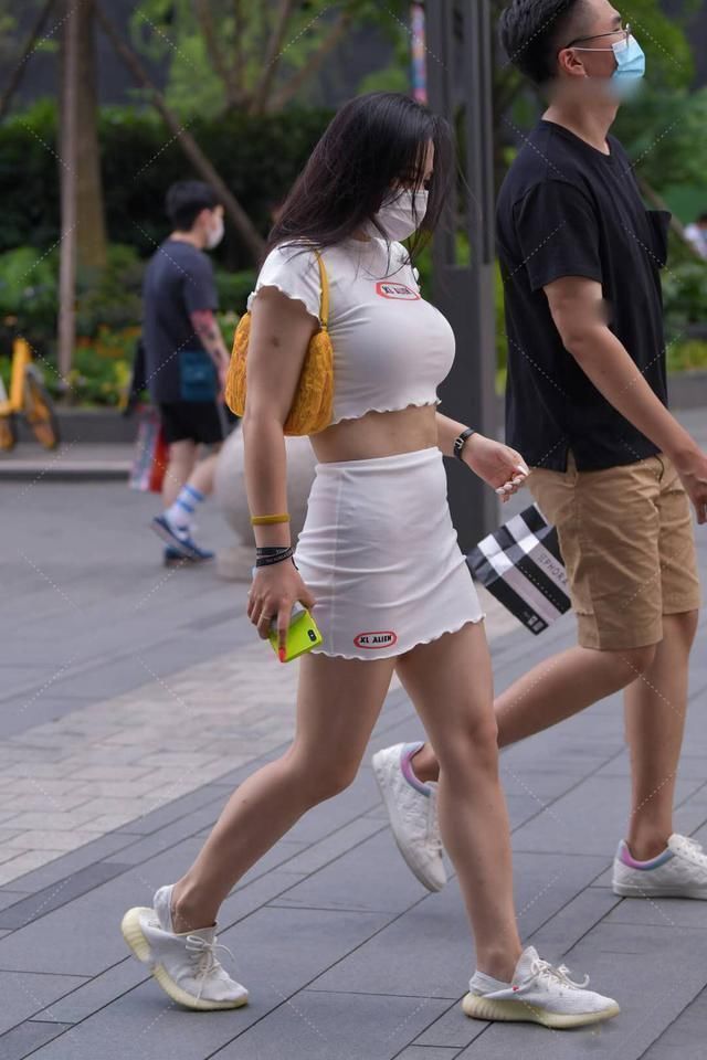 搭配|露脐短T搭配白色包臀裙,尽显魅力、妩媚,轻松打造浓浓女人味