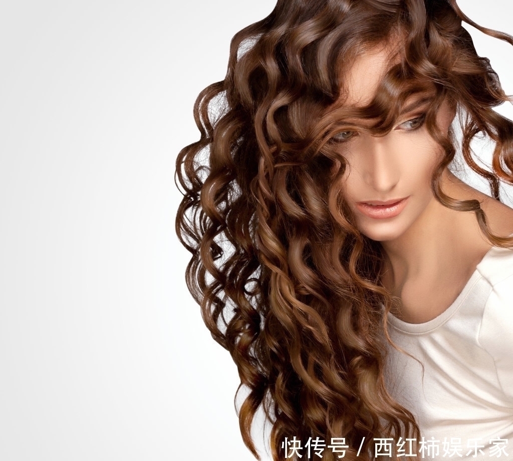 头发|怎样烫发头顶蓬松？烫发根效果不错，显得发量多又年轻