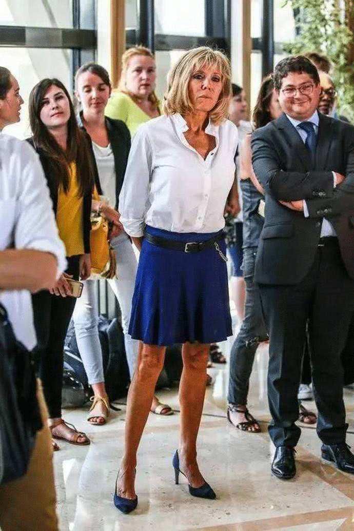 法国总统抛下大25岁老婆，和美女总统雨中深情拥抱对视，保镖知趣