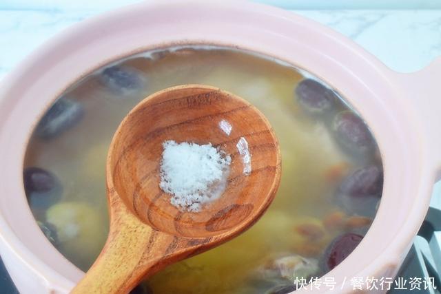 "冬日进补,春日打虎。"山药红枣老鸭汤,增强免疫力润肺又降燥