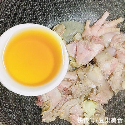 洋葱|美味不用等，玉米烧鸡块五分钟就能上桌的美食