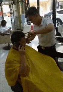 |搞笑GIF:大叔,你是怎么做到的,眼镜怎么就跳上去了