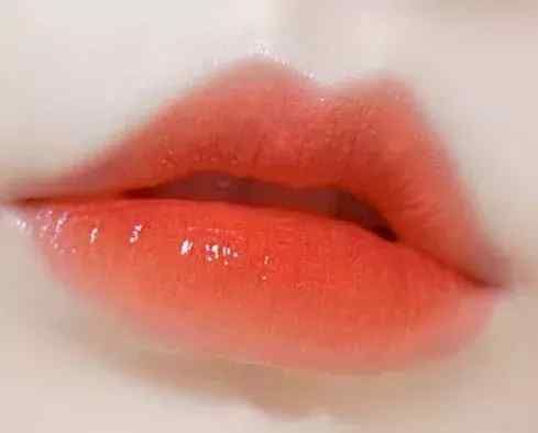 每天都涂口红和从来不涂的女生,10年后有什么区别前后差距大