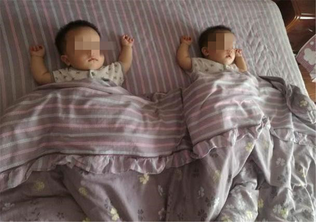 孩子|被宝宝“投降式”睡姿逗笑,绑都绑不住,网友全国统一姿势