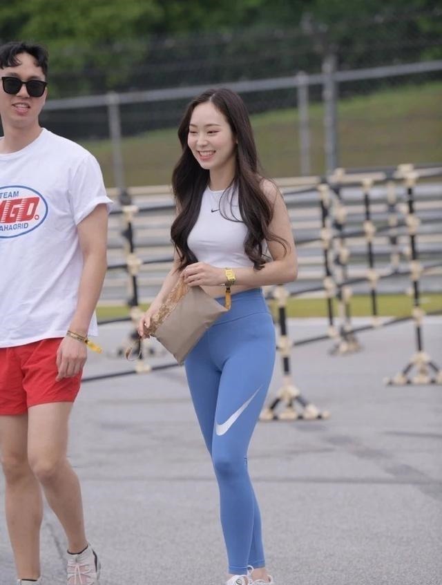 一字领 时尚简洁的瑜伽裤,展现闲适惬意的感觉,显得大气!