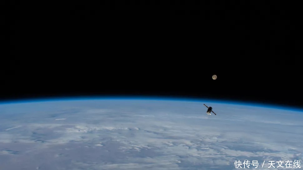 这些照片,定格了2021年“超级粉红月亮”的震撼,快来一睹风采吧