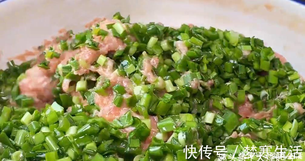 好吃|做锅贴有人用淀粉,有人用面粉,教你正确做法,个个酥脆好吃不腻