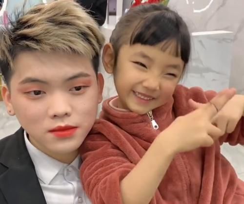 小女孩帮人化了款修颜妆容后，最后让人刮目相看，网友：长大了不得