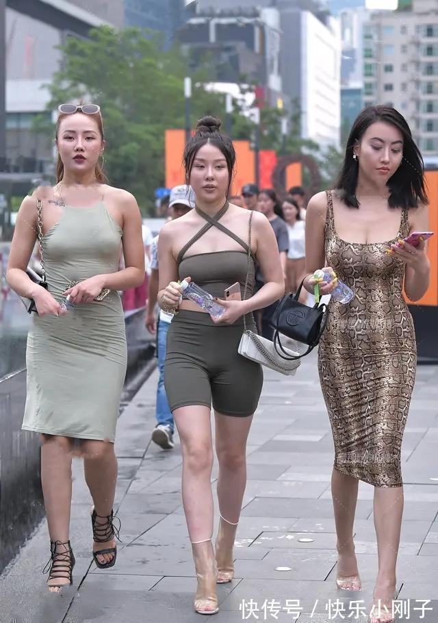 高挑 高挑身材的打底裤美女，风格简单休闲，看上去时尚又可爱