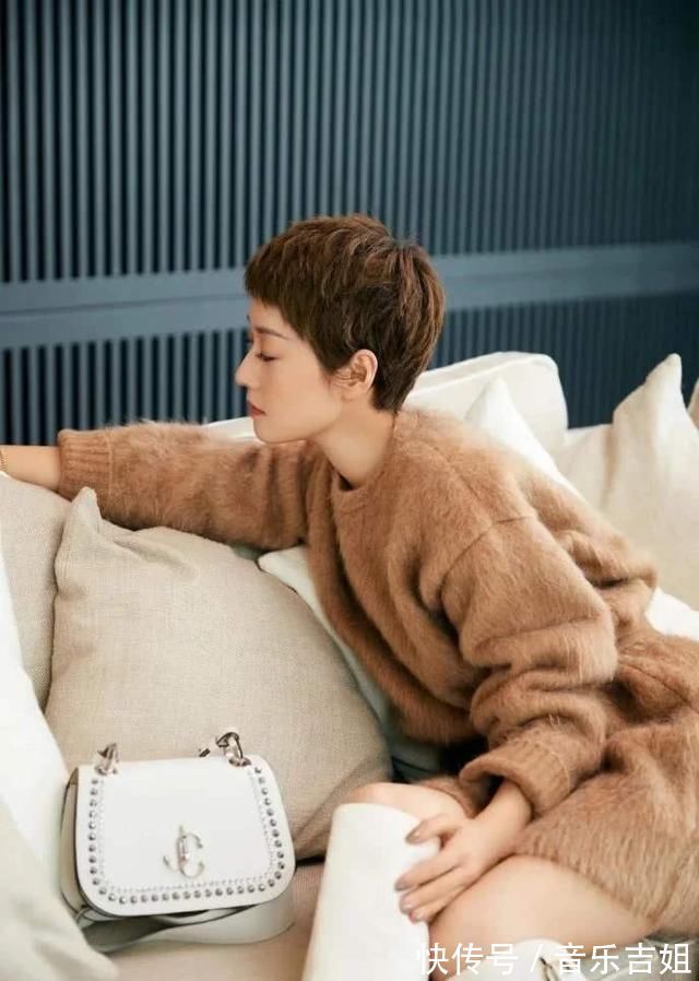 焦糖色 40岁左右的女人别毛衣配裤子,学马伊琍毛衣“新搭配”,很高级