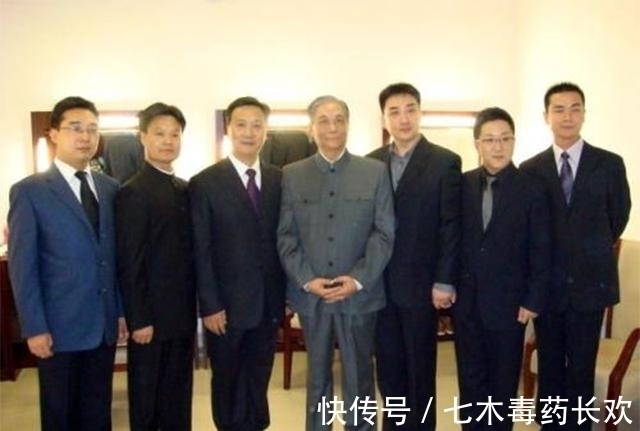 徒弟@京剧大师张学津一生无子,逝世后全体徒弟跪拜:我们都是您的儿子