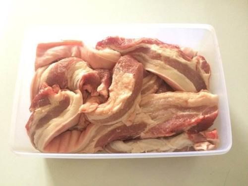 白酒|腌腊肉时,不要只懂抹盐,还要多加两步,腊肉更香,耐放不发霉
