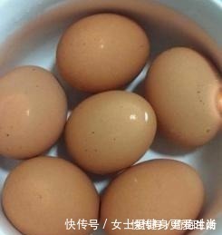 du水煮蛋，用清水煮那是“外行”，水中多加这两样，鸡蛋又鲜又嫩