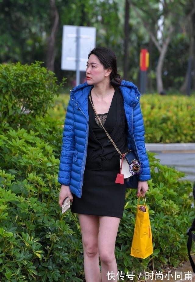 降温|降温也要穿裙子,美女搭配一件宝蓝色羽绒服,展现成熟大气之美