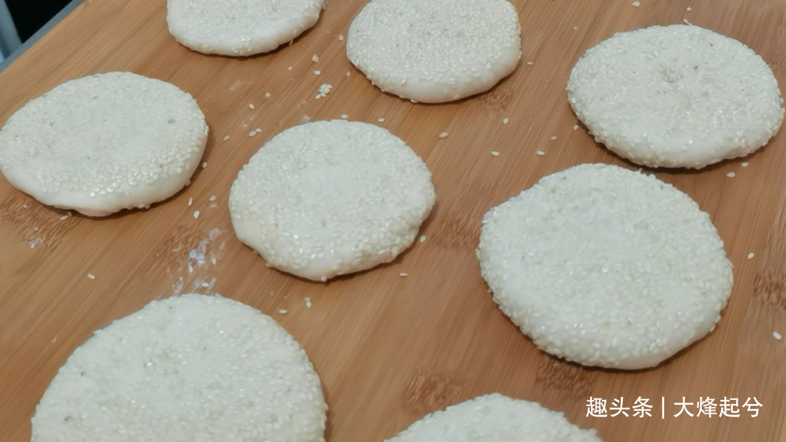 芝麻酥饼在家简单做，外酥里软又香甜，不用烤箱也可以酥得掉渣