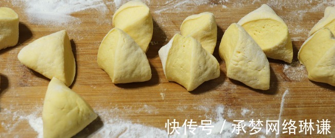 保鲜膜|不用一滴油的水烙玉米饼，做法简单，当做早餐吃很合适