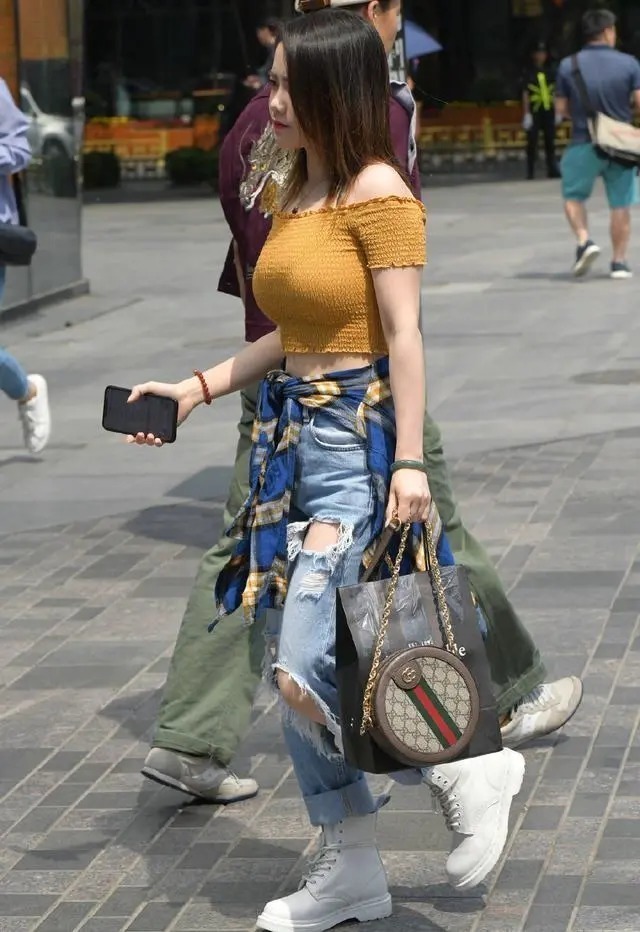 宽松 破洞阔腿裤穿出潮流的美，配一字肩小衫简约靓丽又显轻熟的美