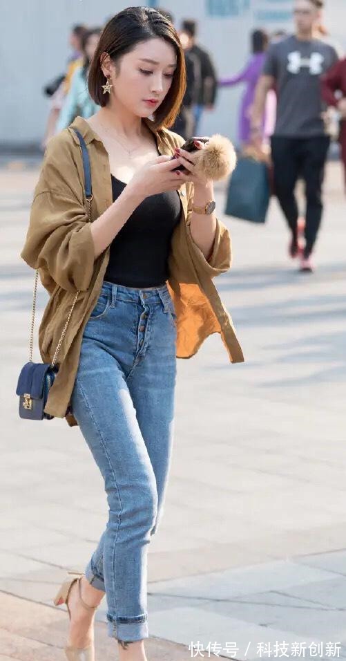 小姐姐 紧身牛仔裤搭配卡其色衬衫，俏皮可爱又清新，穿出曼妙曲线！