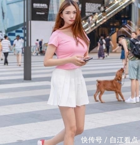 时尚街拍:甜美淡雅的小姐姐,时髦超短裤穿出性感十足好身材