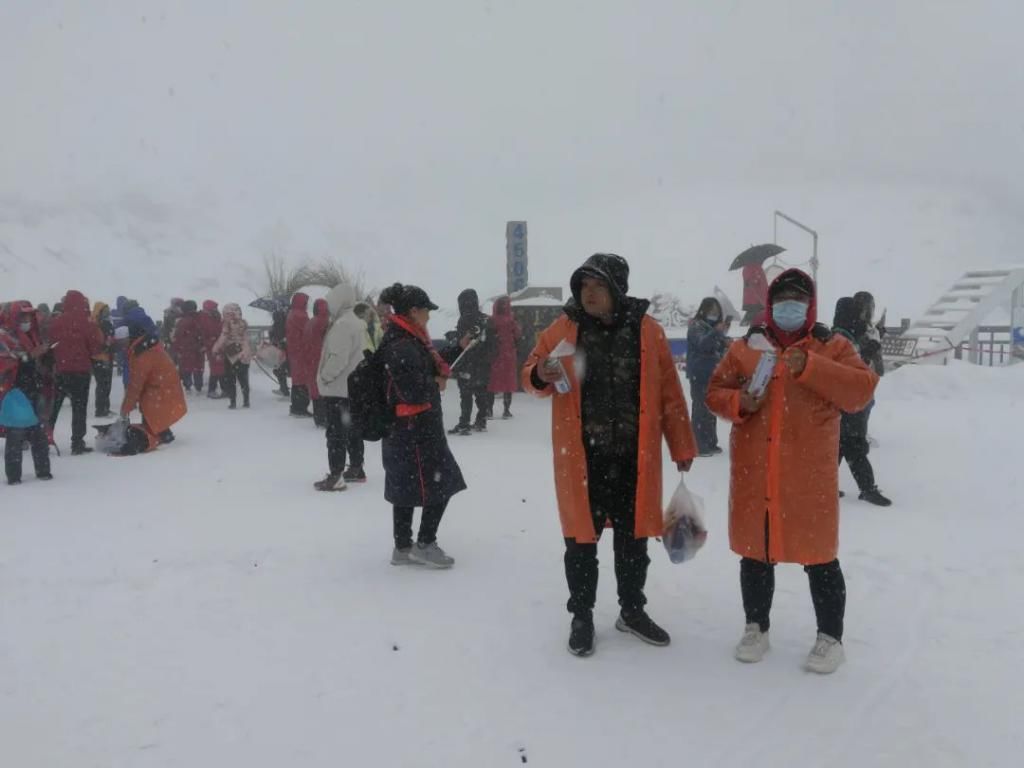 玉龙雪山|应景！今天的玉龙雪山白雪纷飞