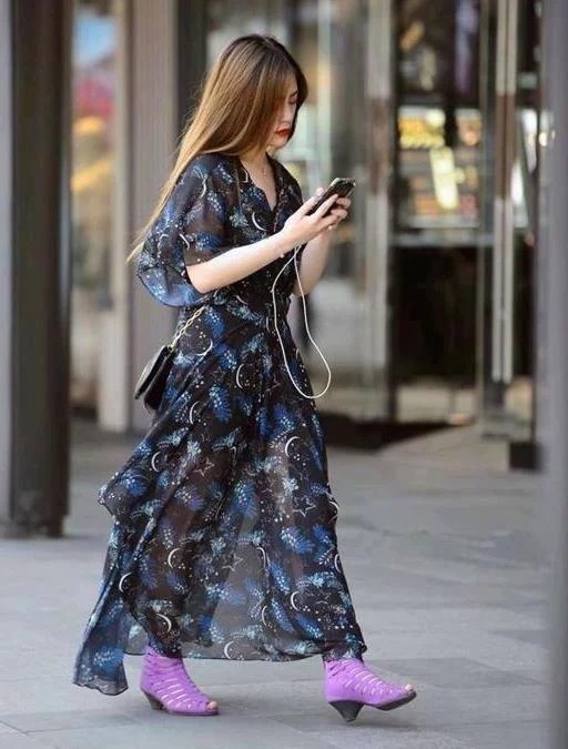 街拍:身材高挑的美女,背心配黑色长裤,时尚魅力气质