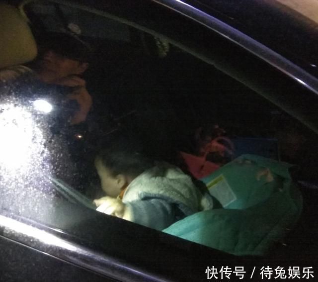警察|2岁男孩被粗心家长锁车内,警察也无能为力,孩子一个举动自救