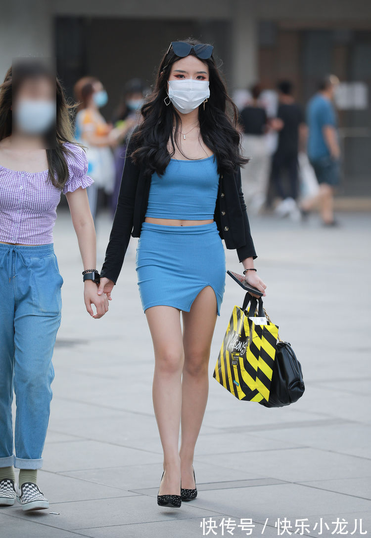 小姐姐 蓝色的半身裙套装展现出了婀娜的身姿,好看又显气质