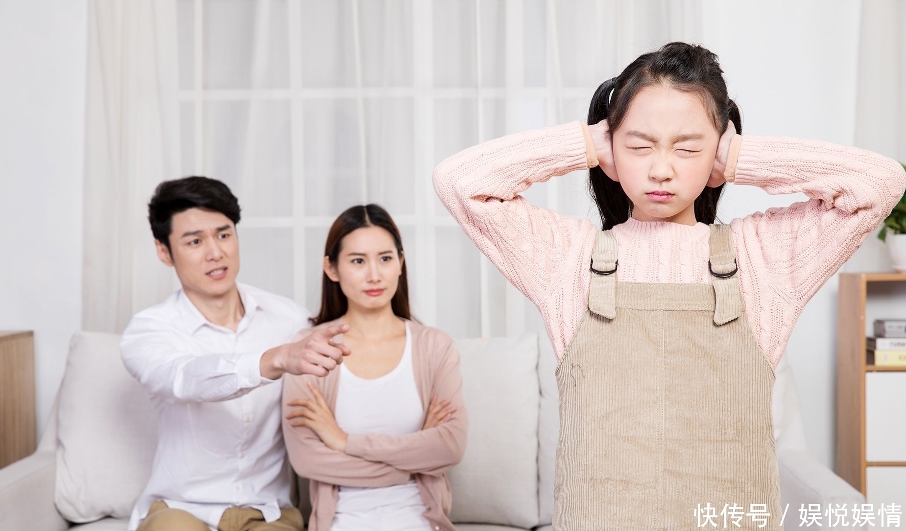 父亲|父亲拍孩子赖床视频,传至家庭群,孩子被激怒顺手拿起了剪刀