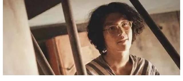 张艺兴|张艺兴新片路透曝光,与王传君同框引期待,戴眼镜被赞像大学生