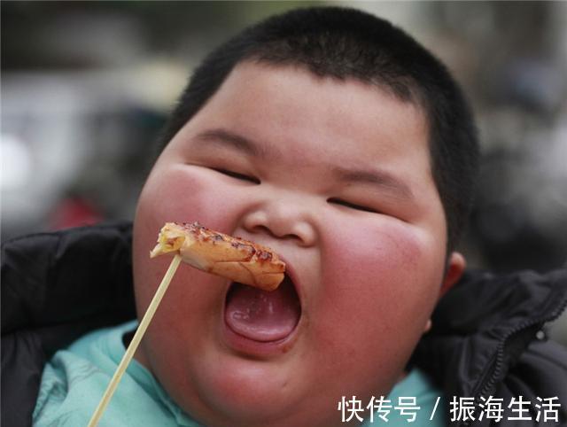 小敏|“宝宝乖,再吃一口”,家长自以为是爱,对孩子来讲却是一种伤害