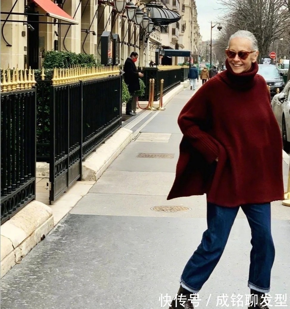 时髦 年龄大不是借口,这位奶奶头发花白照样爱打扮,穿搭时髦状态超赞