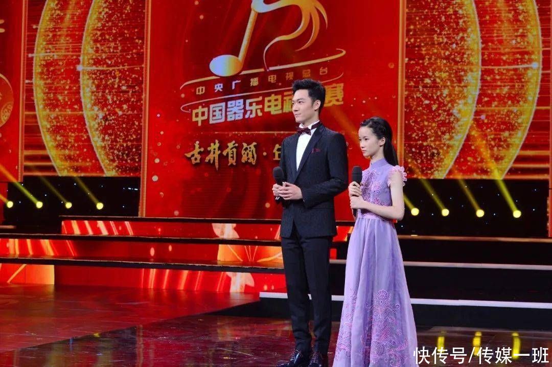 揭秘央视春晚新主持人张韬，主持跨年晚会走红，帅得观众不愿换台