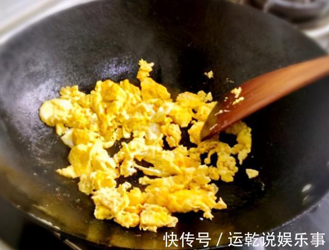 早餐|1把韭菜2个鸡蛋,这做法最好吃,皮薄馅大料足,香酥比包子解馋