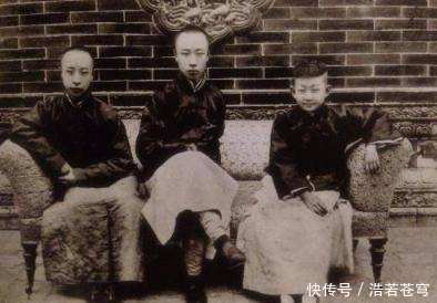 面色|溥仪上街买烧饼吃，刚咬一口面色大变，惊呼：小太监骗了我十几年