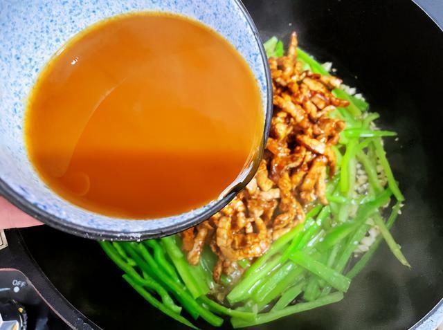 炒肉时加淀粉是大错!换成这2样,牢记3技巧,嫩滑入味,不粘锅