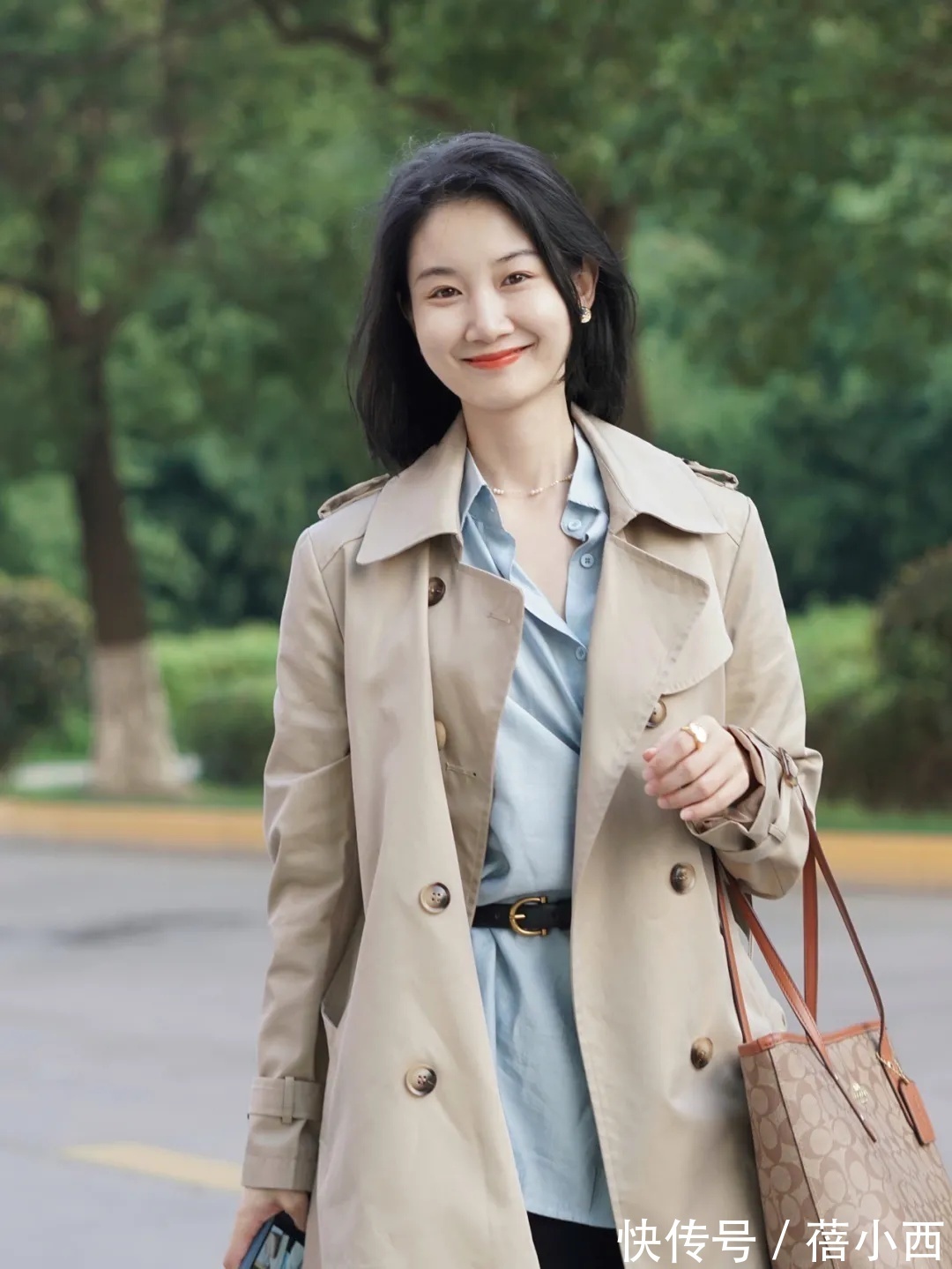 乐福鞋|秋季建议爱美女性多穿“风衣”,搭配连衣裙、半身裙,时髦又优雅