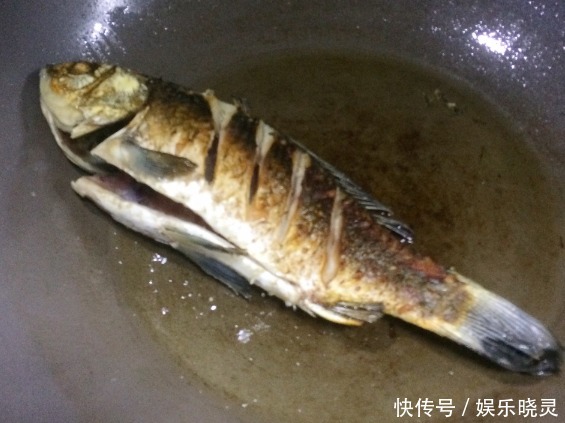 它是鱼腥味的“克星”，炖鱼只需加一勺，保证又香又嫩，鲜美不腥