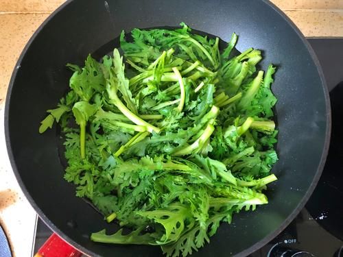 爸爸|爸爸拿手的茼蒿做法,5分钟做1盘,脆嫩清甜,家人抢着吃