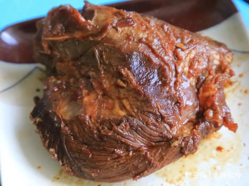 厨师长教你酱牛肉的做法,色泽油润褐红,肉质嫩烂松软