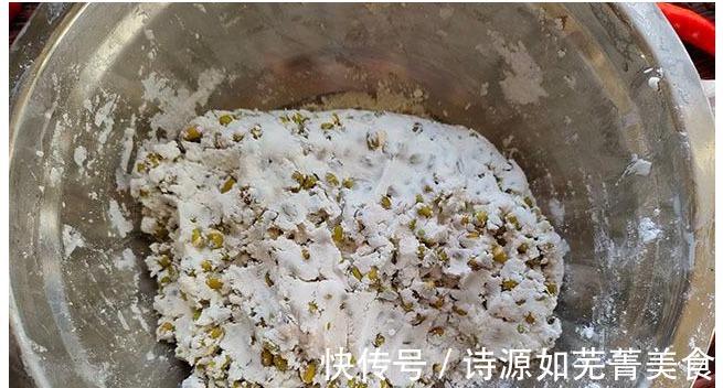 清香|立秋记得吃,泡一泡加料团成饼,上锅蒸15分钟,软糯又清香!