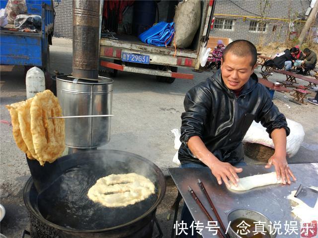 农村|奇怪的农村夫妻，赶大集生意火爆，自定规矩干四天休班一天