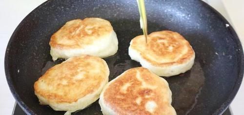 做饼时，别再用水和面了，试试新吃法，不揉面不擀面，比吃肉还香