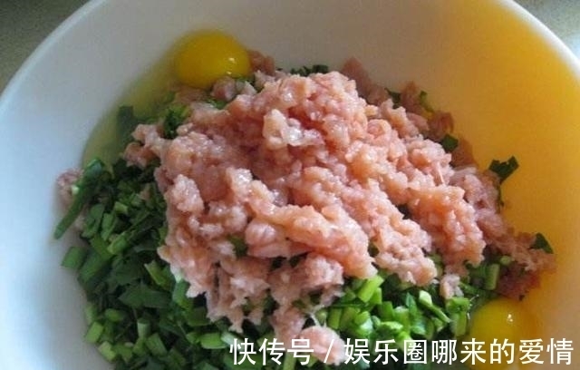 饺子|建议大家：包饺子别用手捏了，教你正确做法，不脏手还包得快