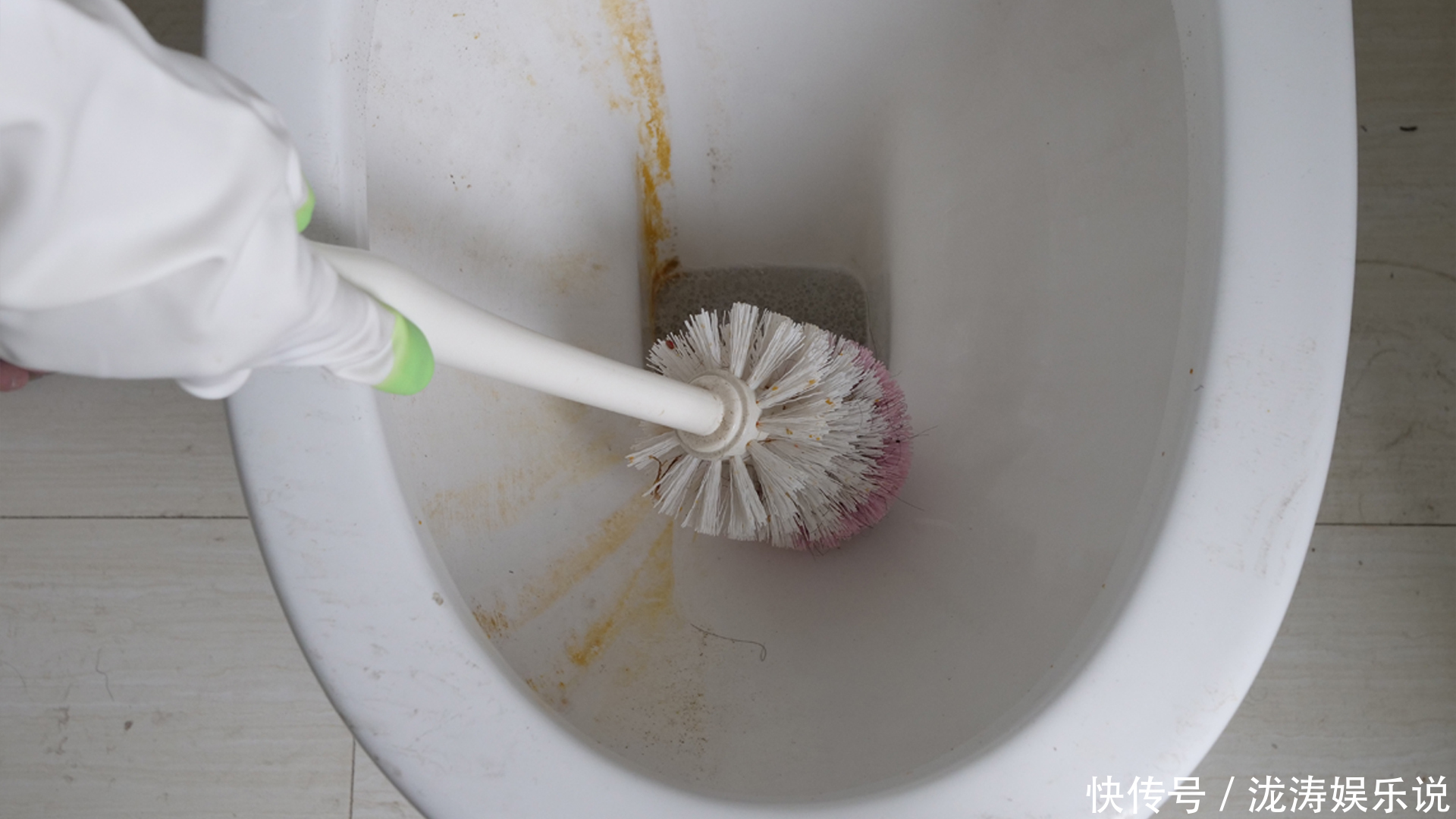 黄渍|马桶黄渍又脏又臭,教您一个小窍门,不仅擦得干净,还不会有臭味