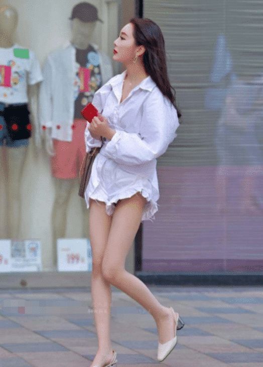 街拍看起来是一位时尚达人,展现了什么是大长腿