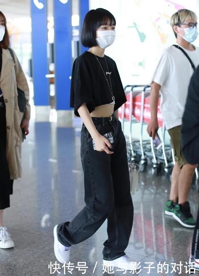 搭配|段奥娟这是瘦了多少穿露脐装配工装裤,细腰紧实一点赘肉都没有