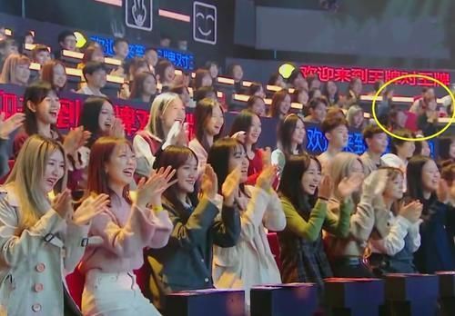 一个人影 华晨宇刚上台就开始脸红,顺着他眼神看向台下,一个人影让全场沸腾