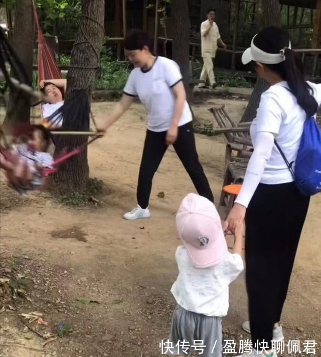 姥姥|田静问奇奇悦悦喜欢谁,他们异口同声答:爷爷奶奶!