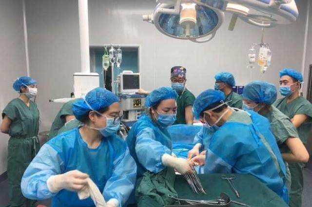 排泄物|孕妈在医院走廊突然生娃,急喊“快接住”,老公的表现让医生敬佩