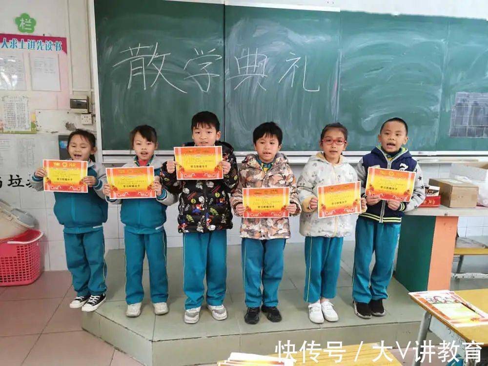 家长群|全班只有一人没得奖状,家长不服找老师理论,却被“踢出群聊”